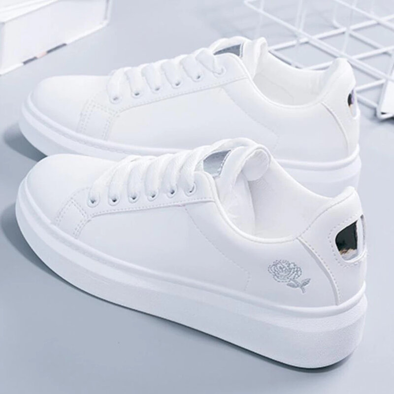 حذاء رياضي أبيض